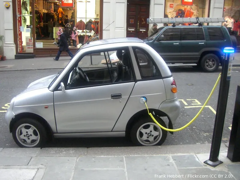 Lachen, gieren, brullen: D66-yups betalen nu meer om met hun e-car te rijden dan benzinerijders