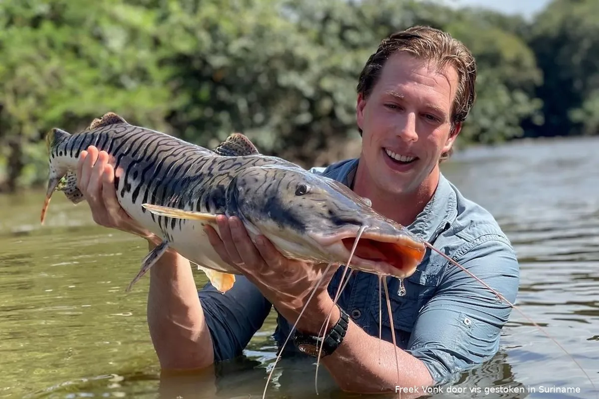 Freek Vonk gewond door stekel van vis in Suriname