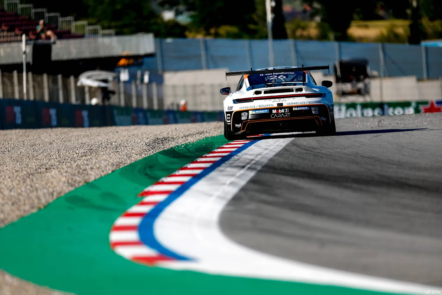 Porsche Supercup Spanje | Ghiretti soeverein naar de zege, Boerekamps viert goed resultaat