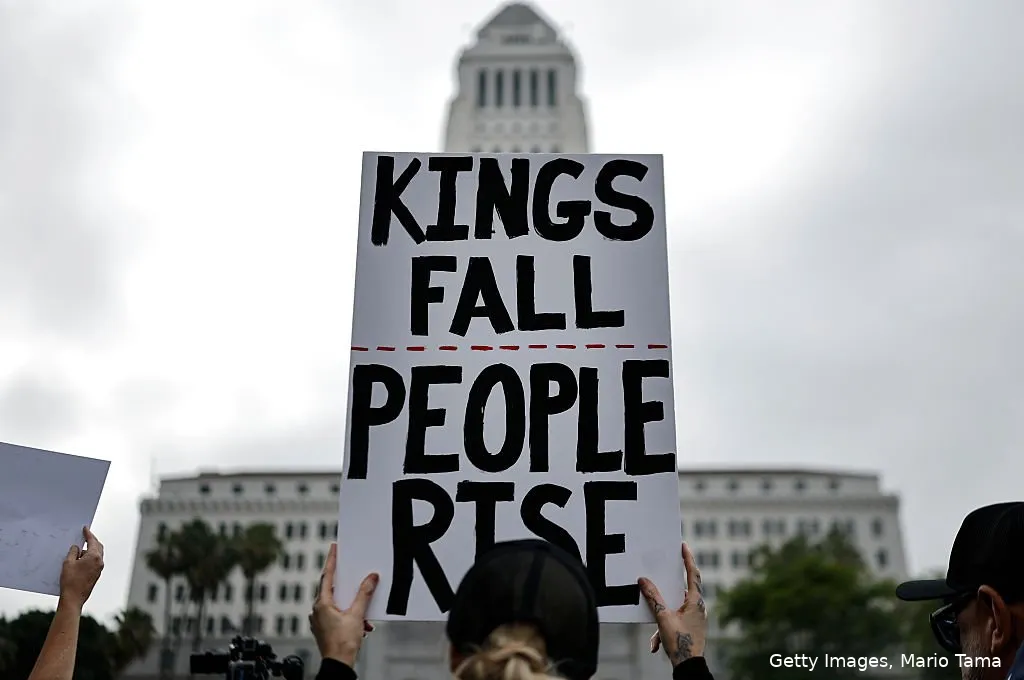 protesters-rally-near-city-hall-during-an-anti-trump-no-kings-day-demonstration-on-june-14-2025-in-los-angeles-california
