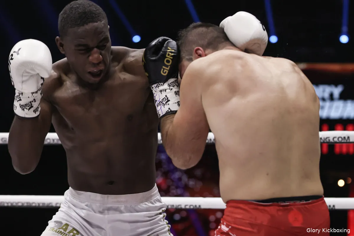 Glory's Michael Boapeah en Sergej Braun nemen het tegen elkaar op in herkansing