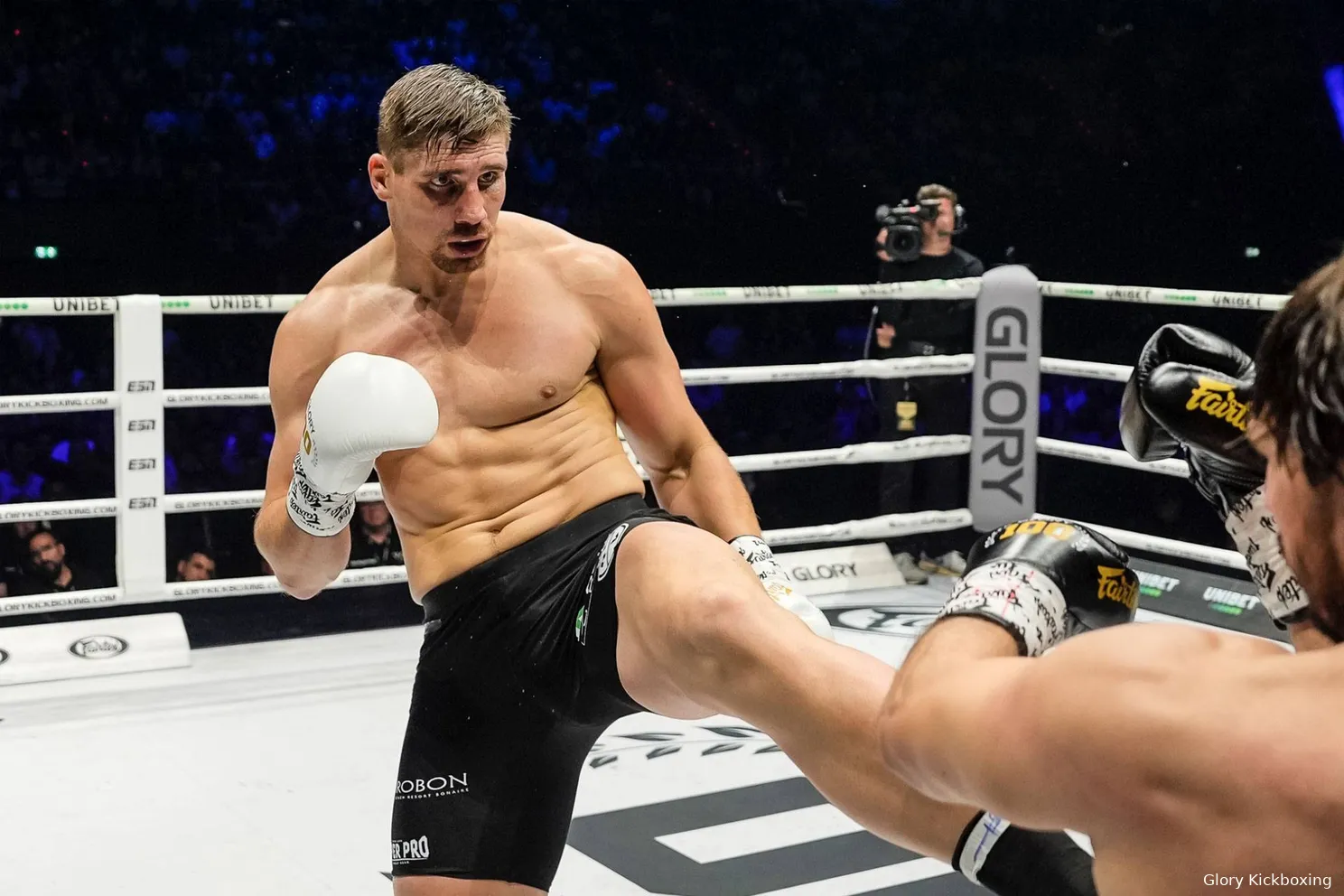 Rico Verhoeven verslaat Artem Vakhitov maar fans willen zwaardere tegenstanders