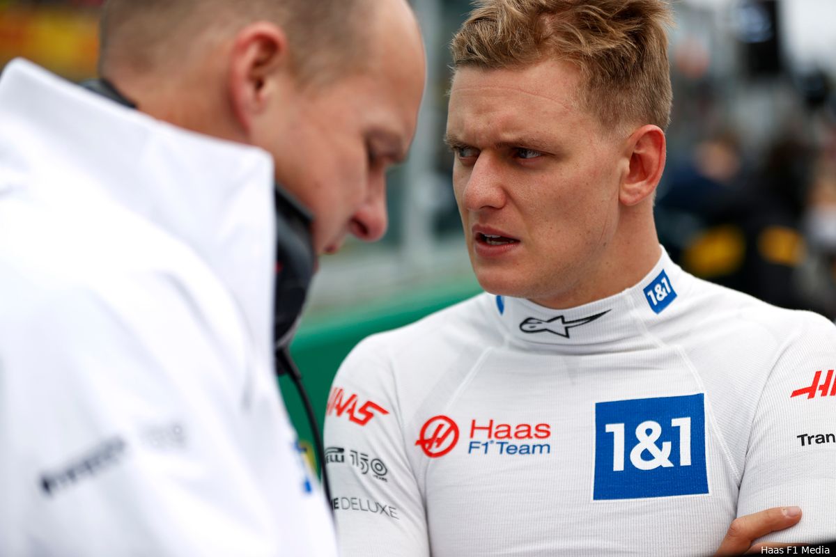 Steiner niet blij met Schumacher na knullige crash: 'Ik heb niet met hem gesproken'