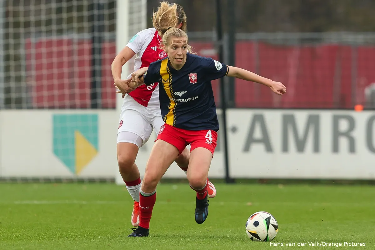 lieske carleer danique tolhoek duel om de bal ajax fc twente vrouwen 2024 2025
