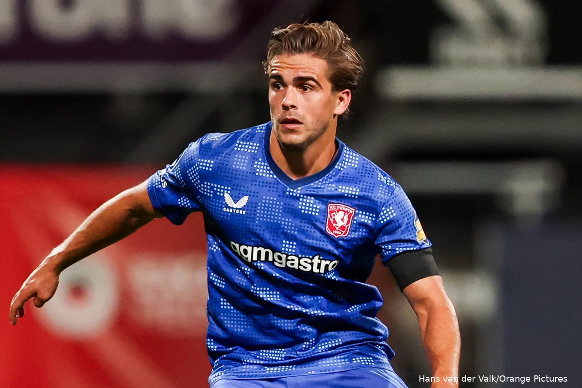 bart-van-rooij-medium-dribbelt-excelsior-fc-twente-2025-2026