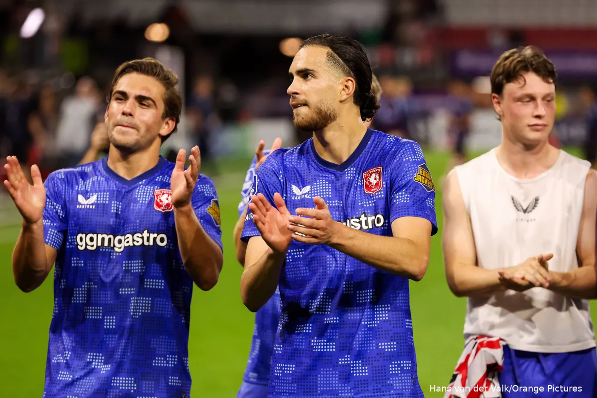 ramiz-zerrouki-bart-van-rooij-sondre-orjasaeter-klappen-in-handen-sparta-rotterdam-fc-twente-2025-2026