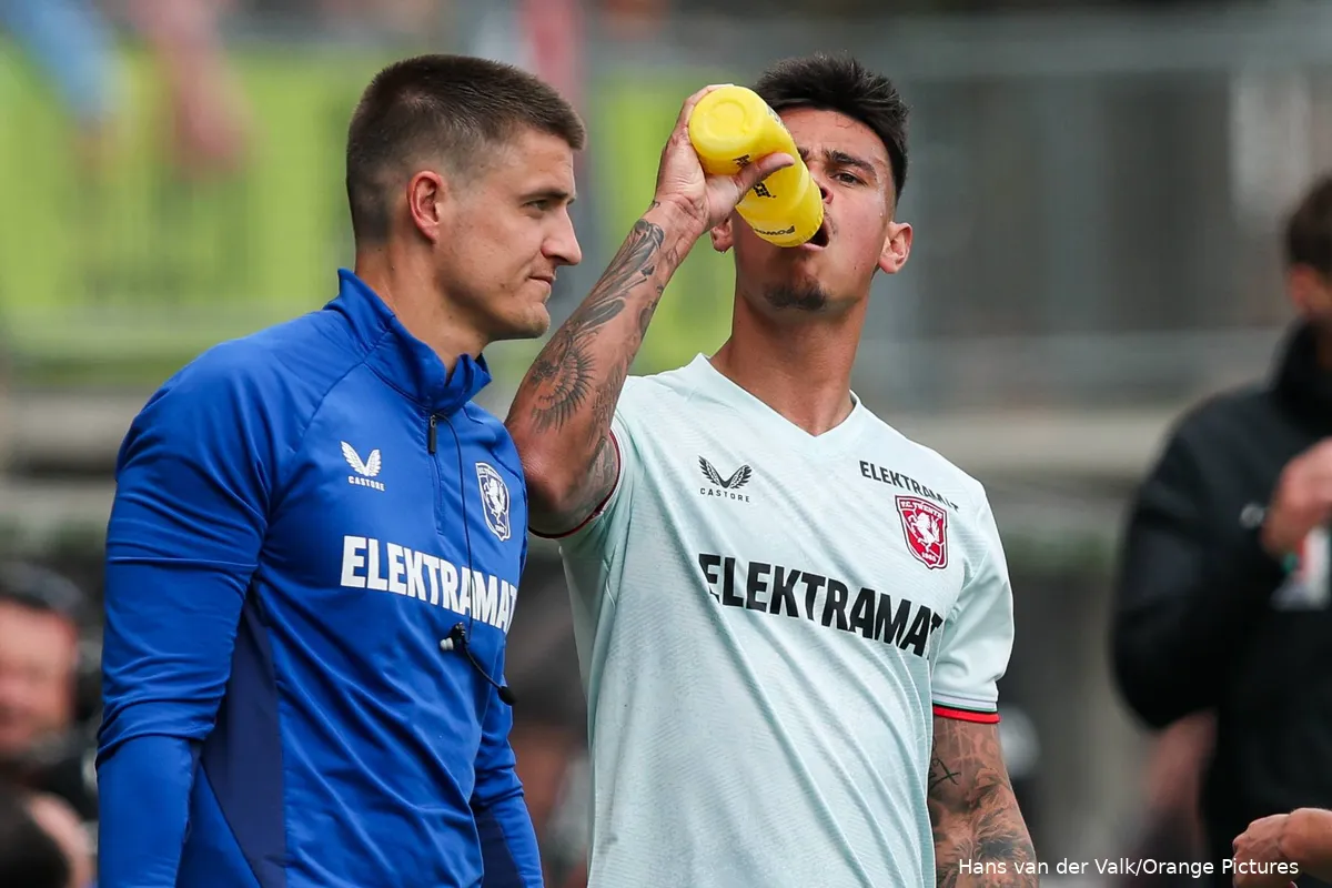 mees-hilgers-drinkpauze-bidon-fc-twente-close-up