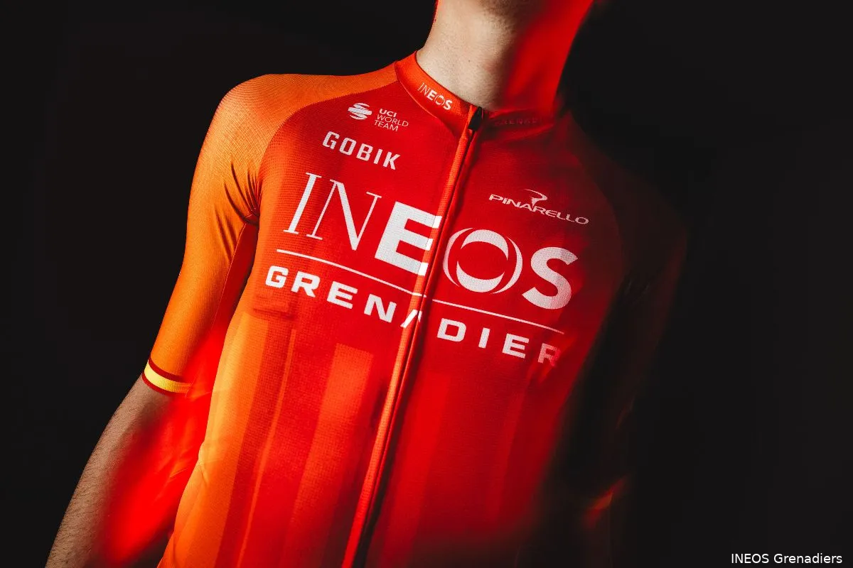 Carlos Rodriguez showt het nieuwe truitje