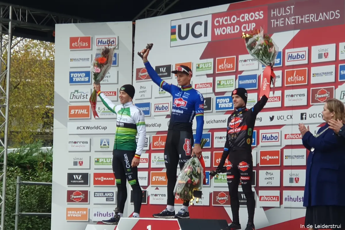 Van der Poel als 'temporijder in wegvorm' meteen in controle: 'Zit net als Van Aert op negentig procent'