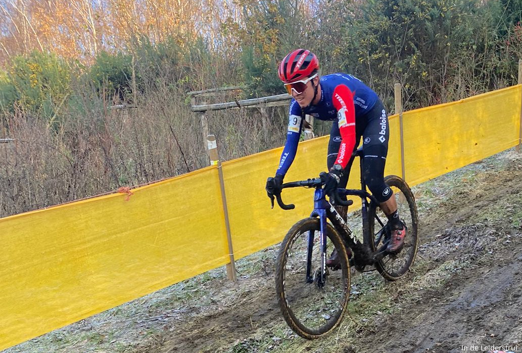 "Very bad form" heading into offseason takes toll on Van Anrooij at cyclo-cross return: "It's a wake-up call"