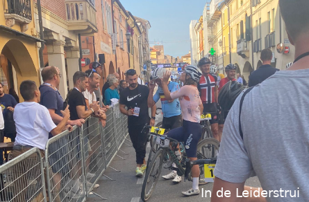 Interview | Puck Moonen moest op WK gravel schooien om slokjes water en heeft opvallende training voor NK