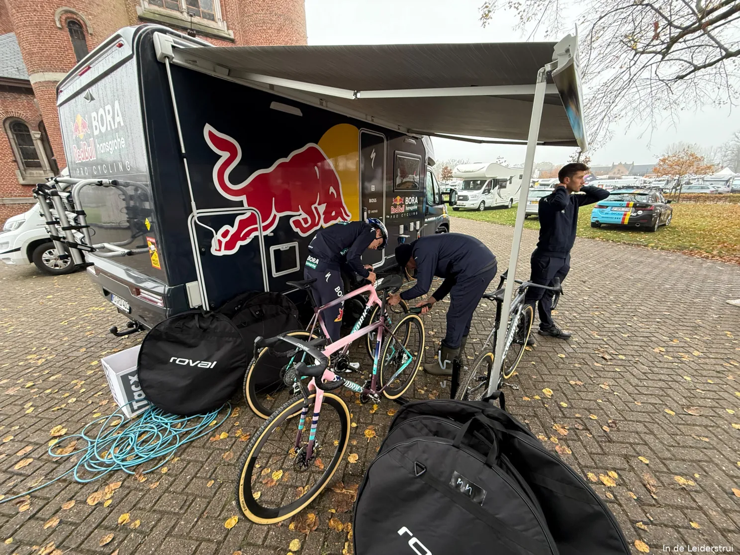 Michiel Mouris RedBull-BORA-hansgrohe verzorger