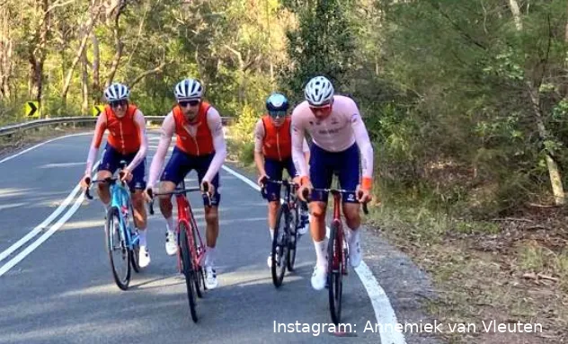 Van Vleuten bedankt 'brommers' Van der Poel en Mollema: 'Zo waren we snel thuis'