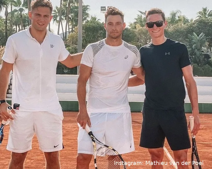 Ondertussen in het peloton | Van der Poel geniet van vakantie op tennisbaan