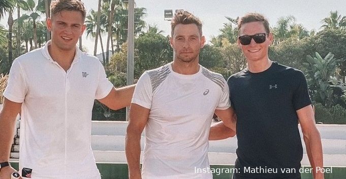Ondertussen in het peloton | Van der Poel geniet van vakantie op tennisbaan