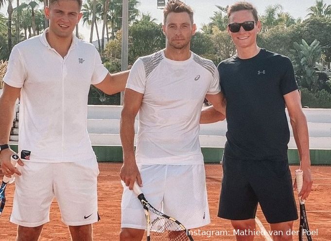 Ondertussen in het peloton | Van der Poel geniet van vakantie op tennisbaan