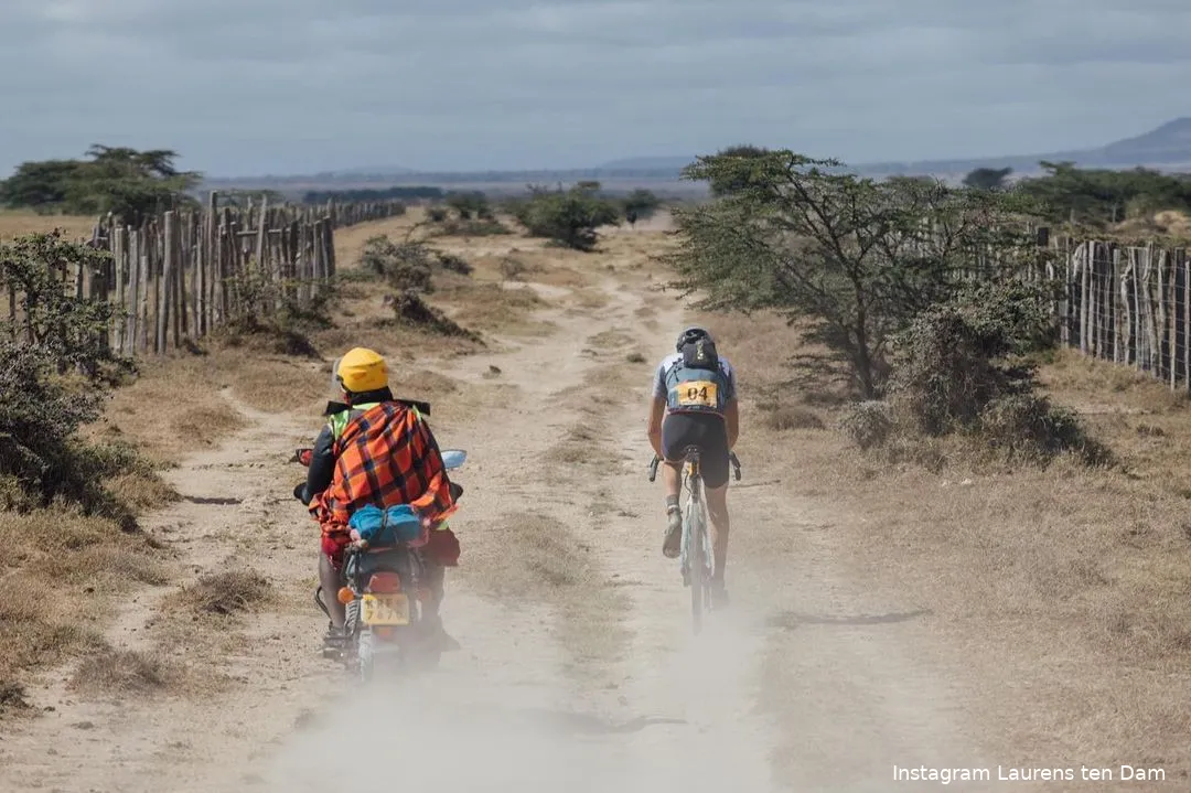 Ten Dam wint gravelkoers in Kenia: 'Bewaakt door lokale stam tegen leeuwen en hyena's'