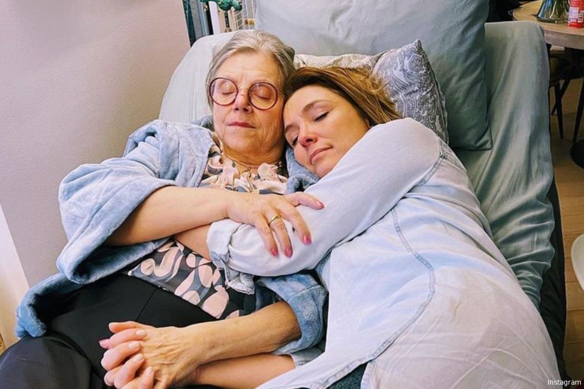 "Ontroerend": Evi Hanssen neemt op bijzondere manier afscheid van overleden mama