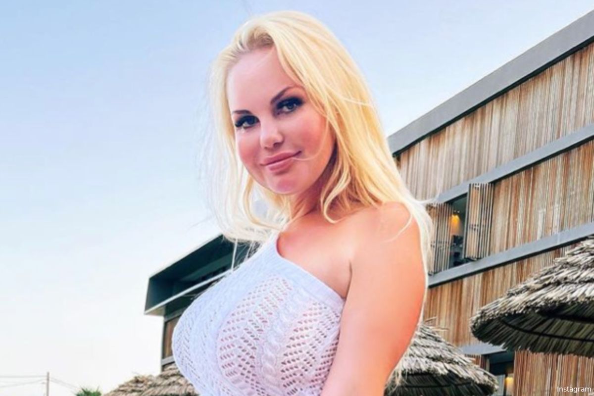 "Wauw, wat een rondingen!": Lesley-Ann Poppe verbluft opnieuw met topless foto op het strand