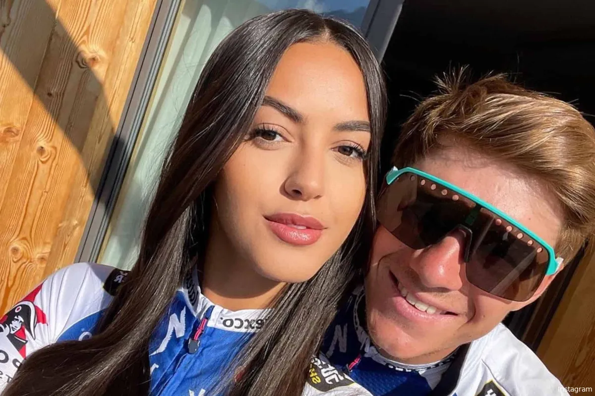 Oumi Rayane steekt de draak met Remco Evenepoel: "Waarom doe je dat thuis nooit?"