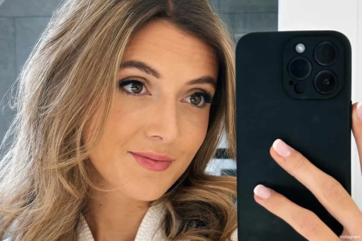 Jamie-Lee Six laat vol in haar boezem kijken op vakantie: "Hottie alert!"