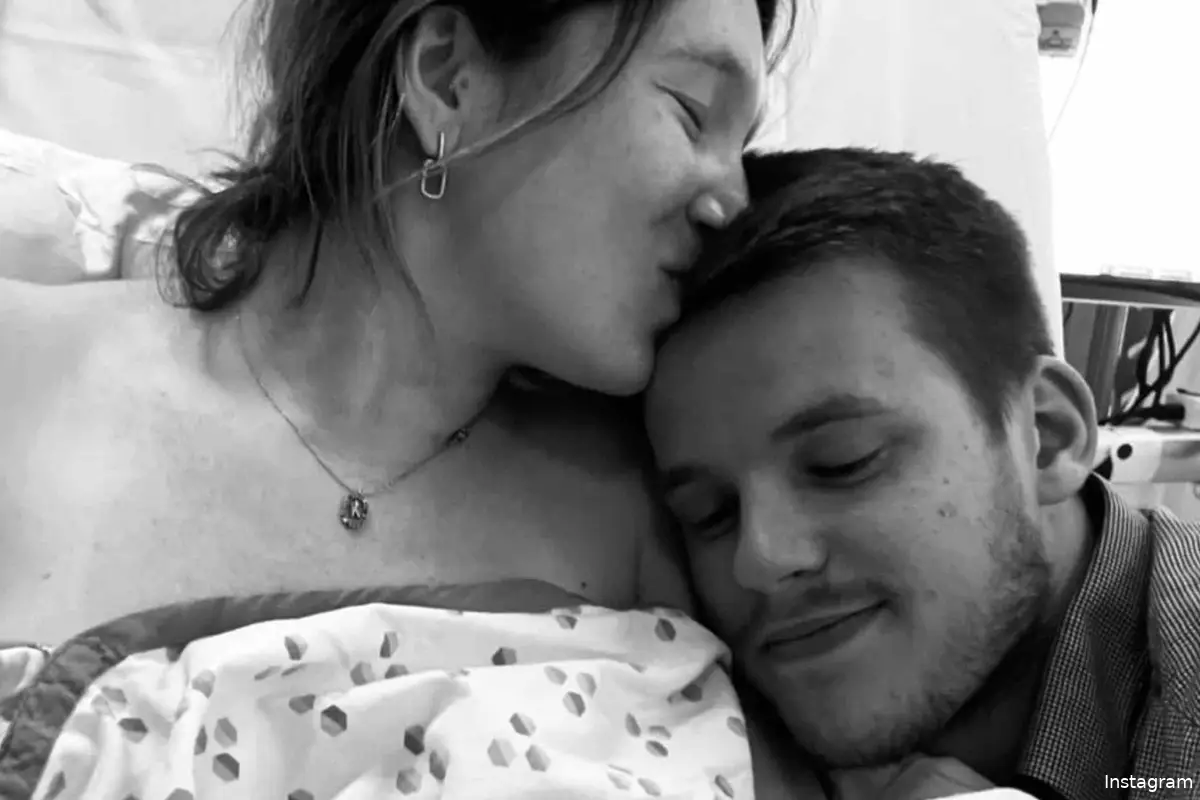 "Wat lijkt ze op de papa!": 'Familie'-acteur Yanni Bourguignon deelt wondermooie beelden van babydochtertje