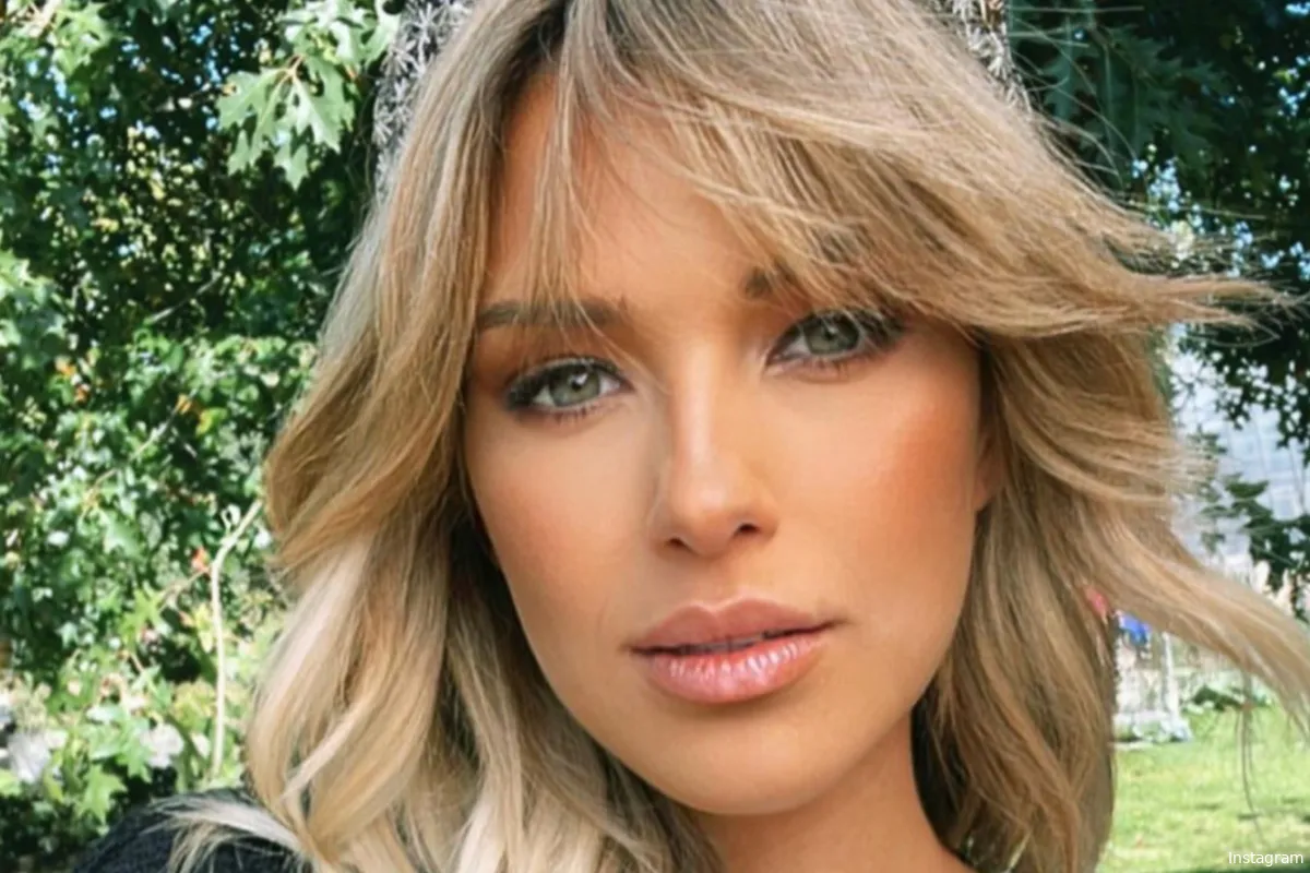 "Wauw, dat lichaam!": Amy Courtens poseert in niemendalletje op vakantie en doet Instagram bijna crashen