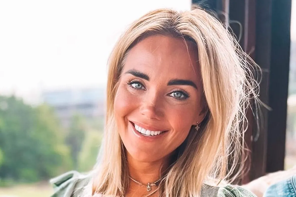 Monique Westenberg lokt heel wat reacties uit met onthullend kiekje: "Doe een beha aan!"