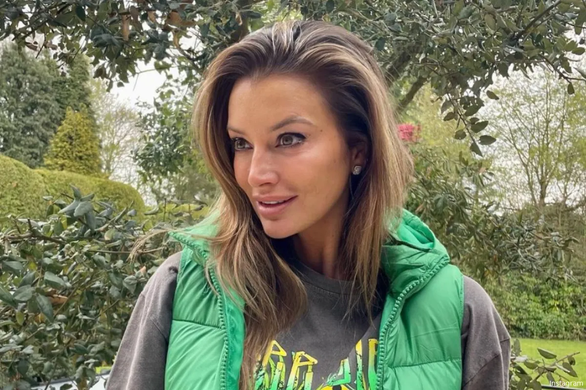 "Wat een bom!": Véronique De Kock maakt volgers compleet gek in onthullende outfit