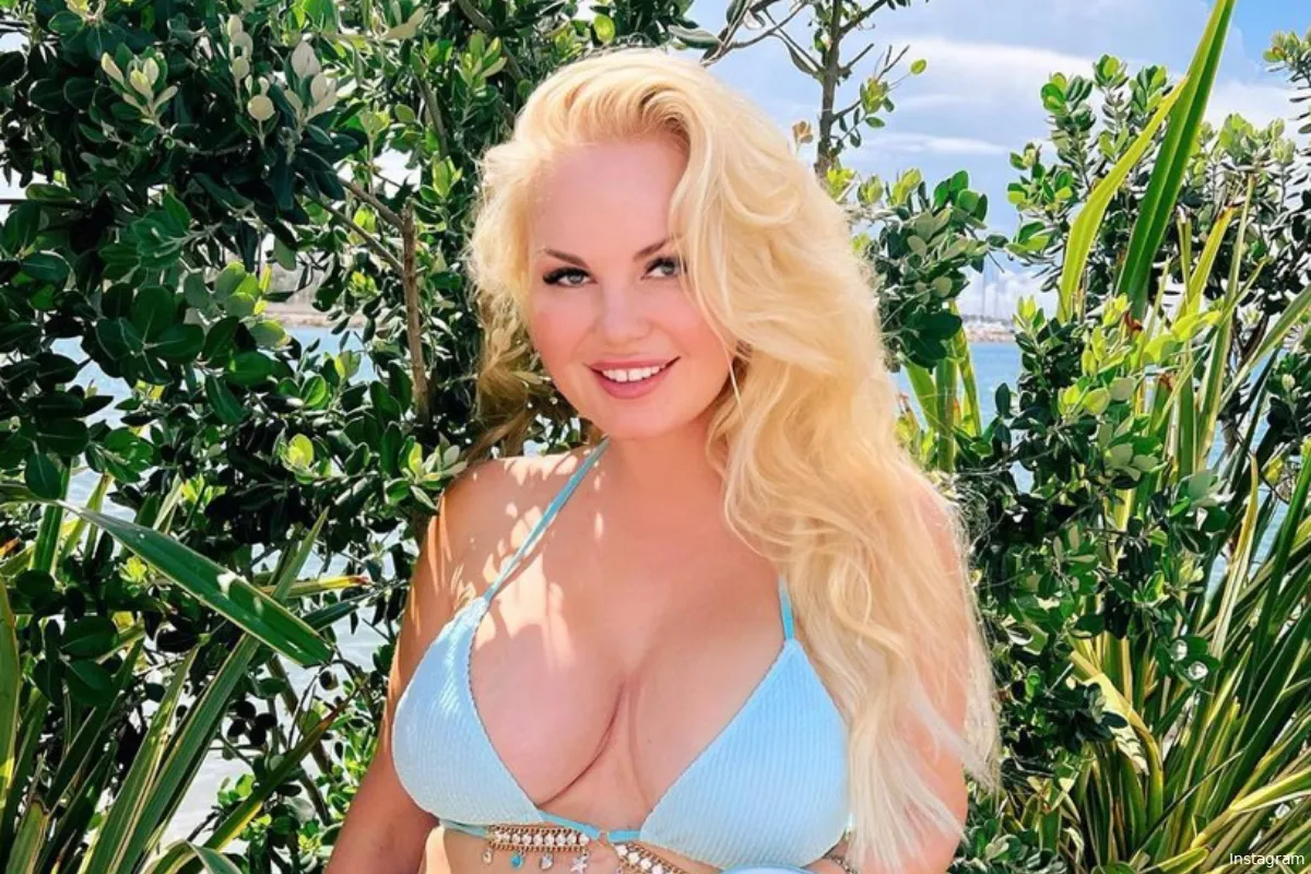"Mooi kontje hoor!": Lesley-Ann Poppe showt trots haar nieuwe, ronde billen op Instagram