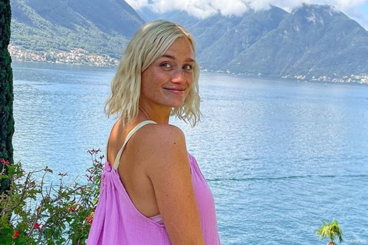 "Mooi poepje!": Julie Vermeire poseert in wel erg strak sportsetje op vakantie