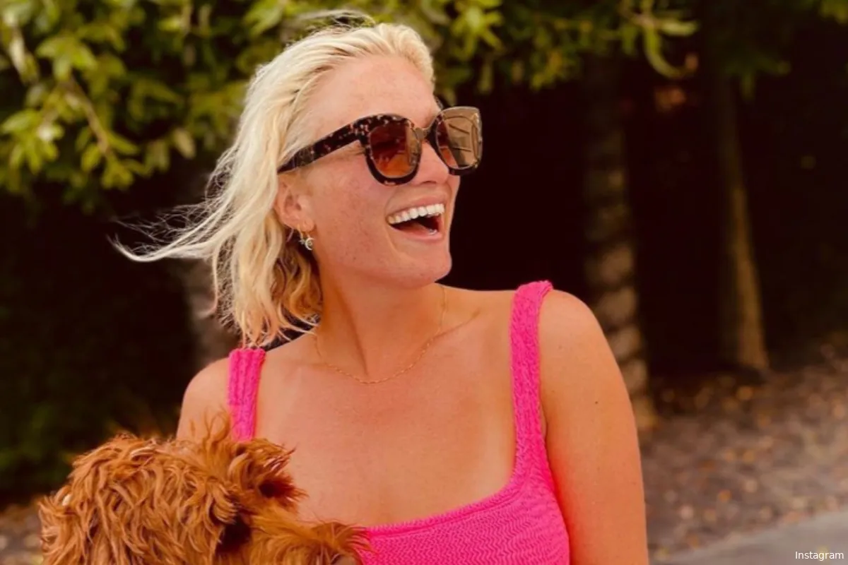 Julie Vermeire toont heel wat bloot op vakantie en laat vol in haar boezem kijken: "Knapperd!"