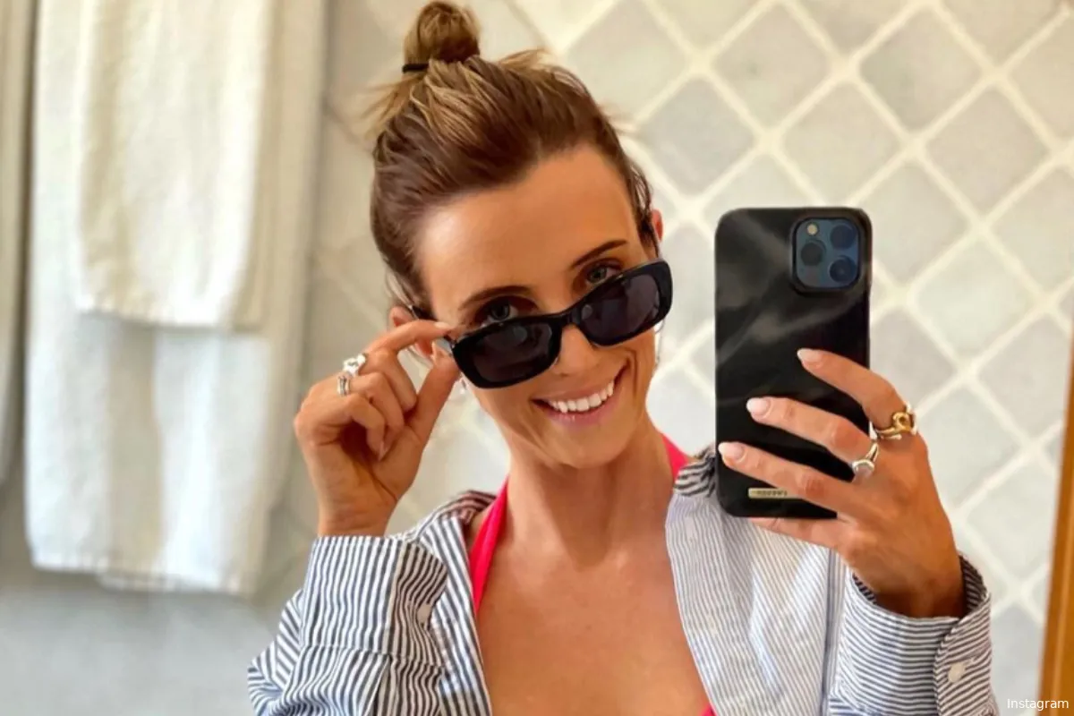 "Nog even genieten": 'Thuis'-actrice Tine Priem trekt haar bikinitop uit en poseert topless op vakantie