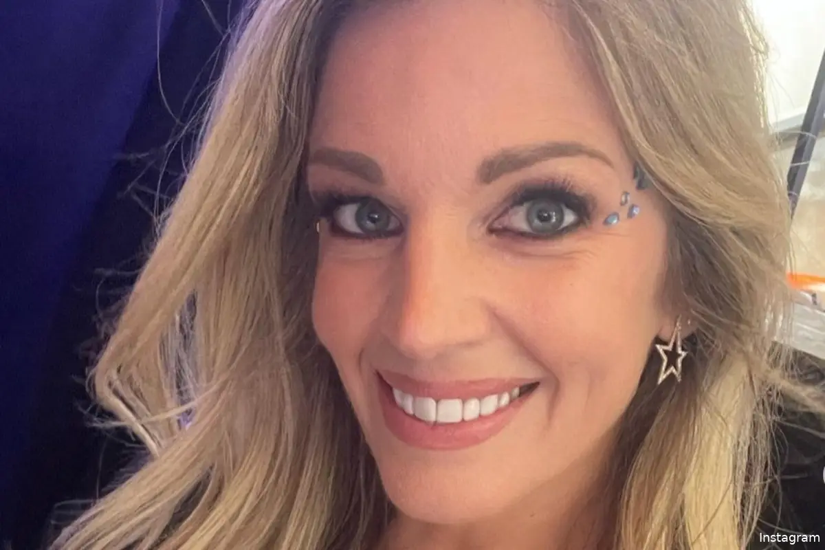 Eveline Hoste showt haar volle boezem en afgetrainde bikinilichaam in sexy video: "Pluk de dag"