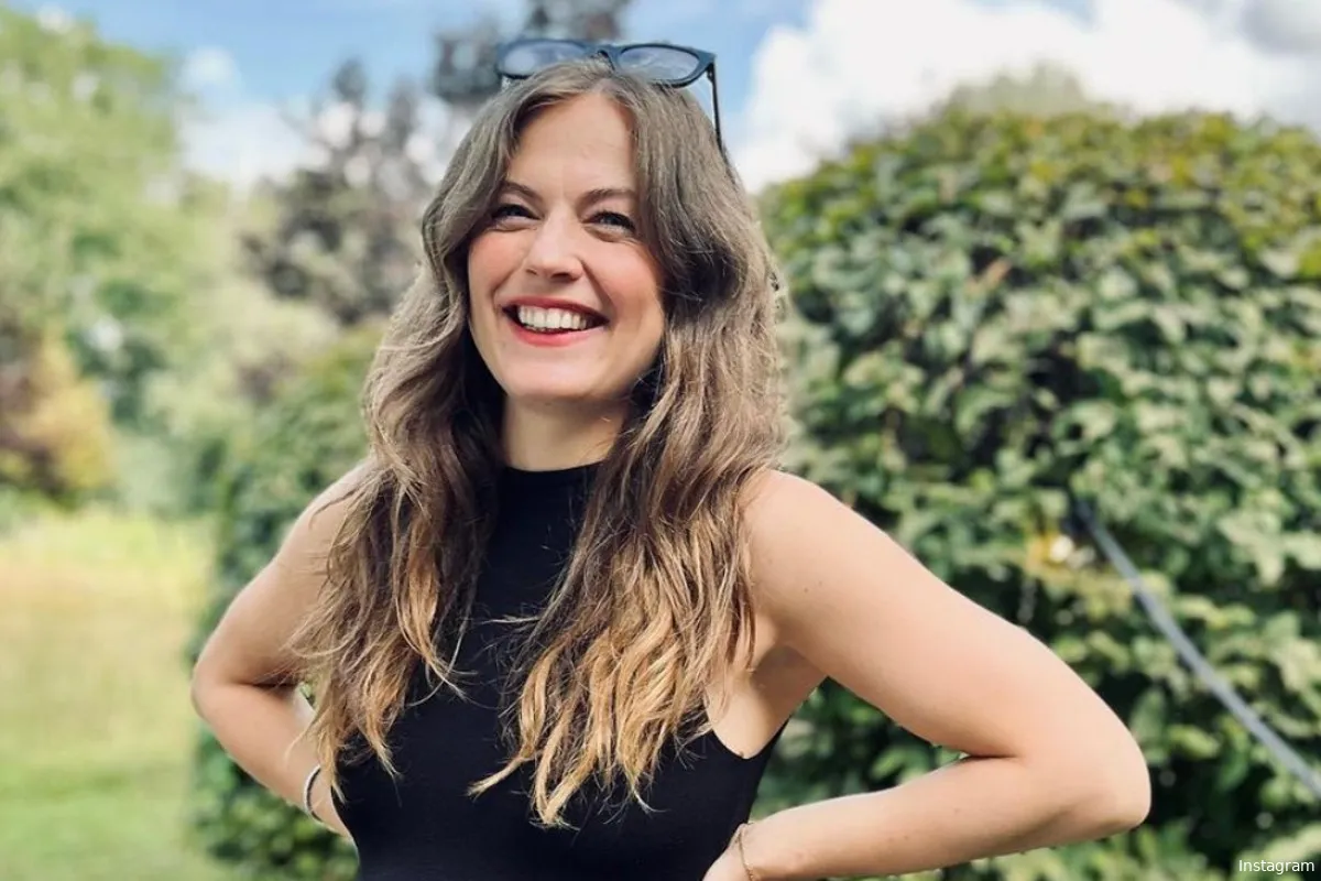 Om van te smelten: hoogzwangere Frances Lefebure deelt magnifiek kiekje van haar bolle buik