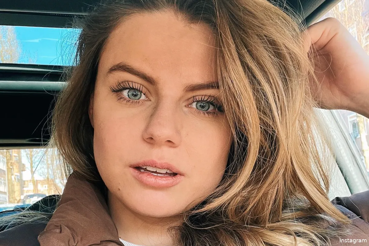 Britt Scholte deelt selfies in zwarte string: "Zo zie ik er écht uit"