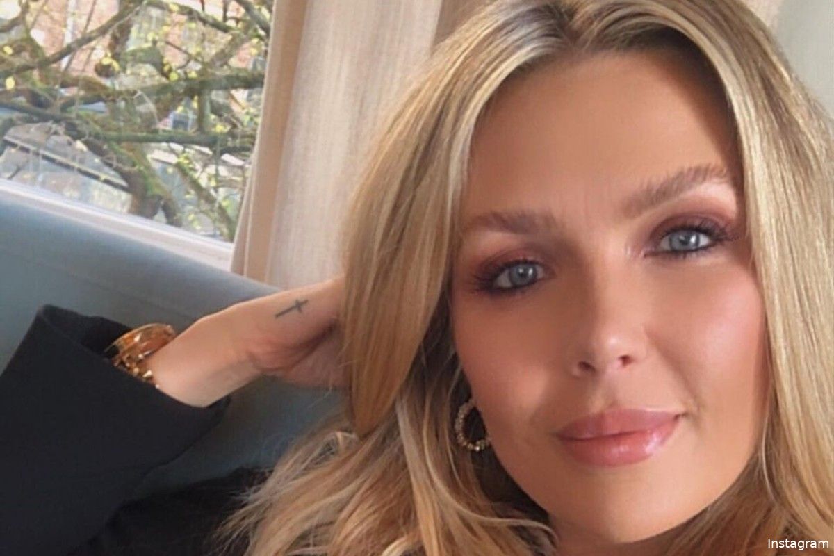 Sylverzangeres Silvy De Bie kondigt gezinsuitbreiding aan