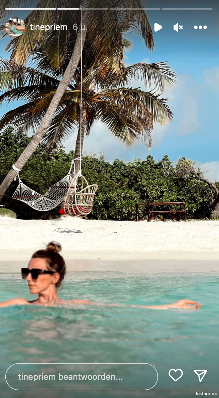 "Nog even genieten": 'Thuis'-actrice Tine Priem trekt haar bikinitop uit en poseert topless op vakantie