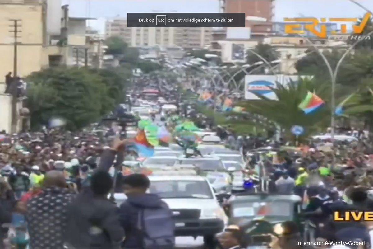 🎥 Een land dat gek wordt, schitterende beelden: Girmay is terug in Eritrea en krijgt ongezien heldenonthaal