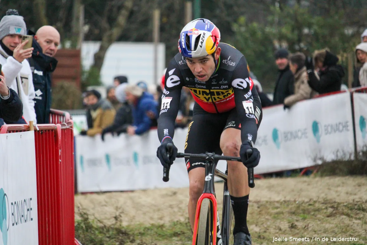 Van Aert na 'zenuwslopende' strijd met Van der Poel: 'Zo koersen we al ons hele leven'