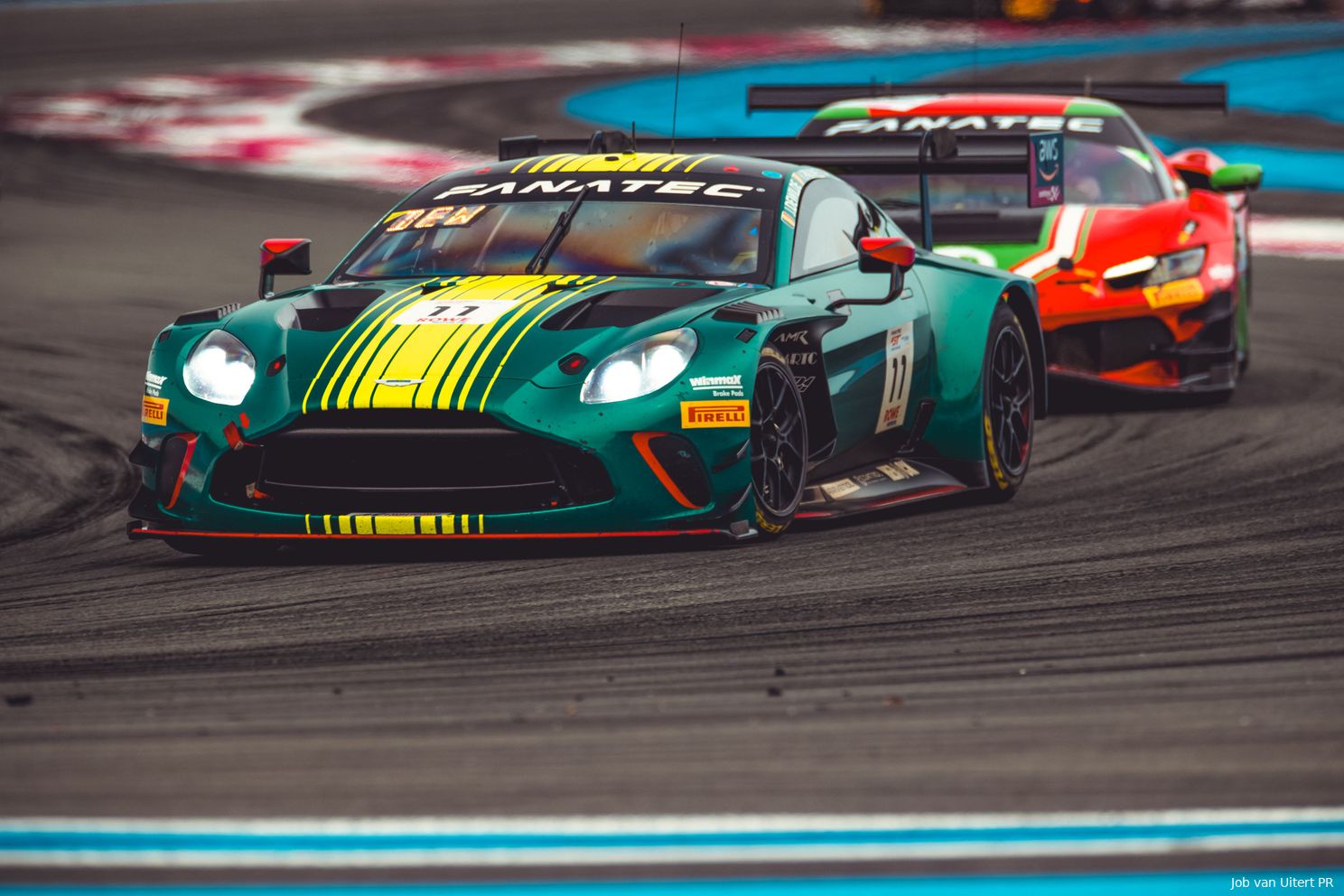 Van Uitert maakt GT3-debuut een huzarenstuk: ‘Direct even snel als de fabrieksrijders van Aston Martin