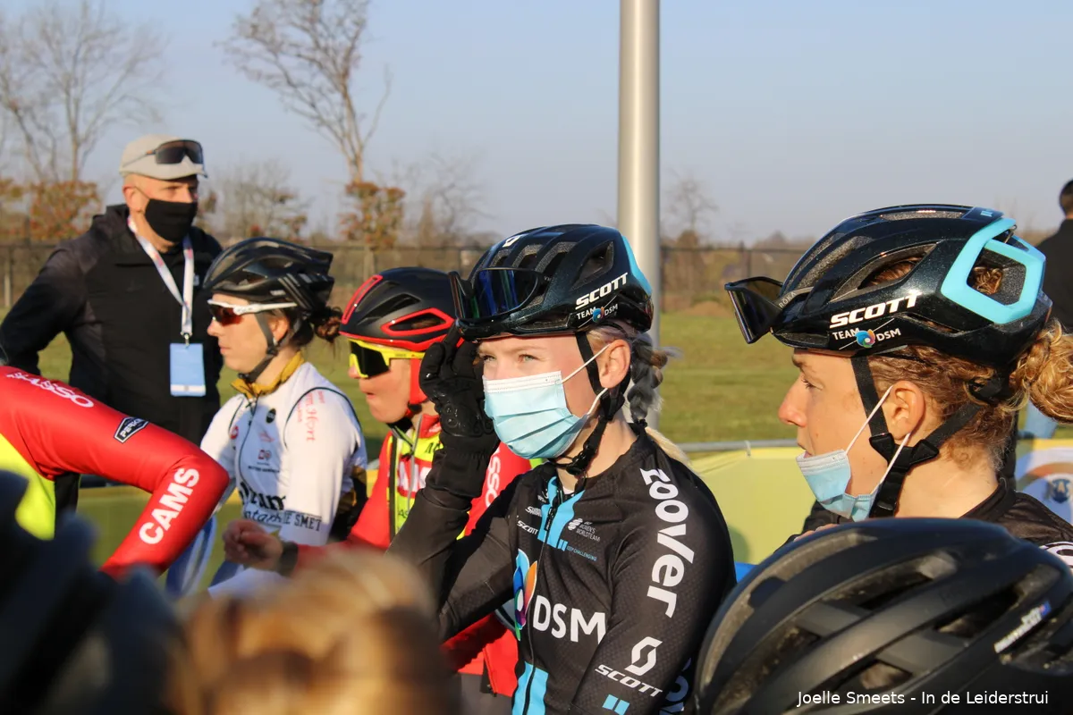 Wiebes wint pelotonsprint en verslaat D'Hoore in Dwars door de Westhoek