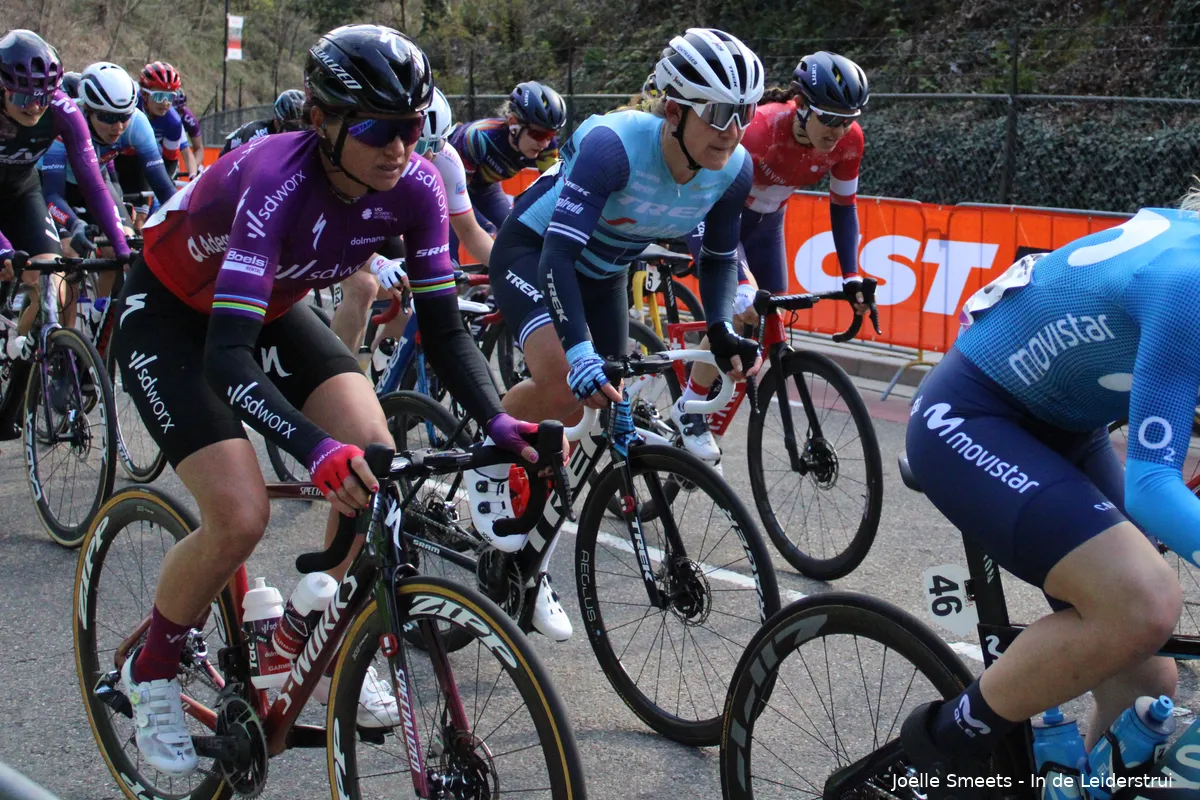 Van den Broek-Blaak zegeviert na monstersolo in Dwars door het Hageland