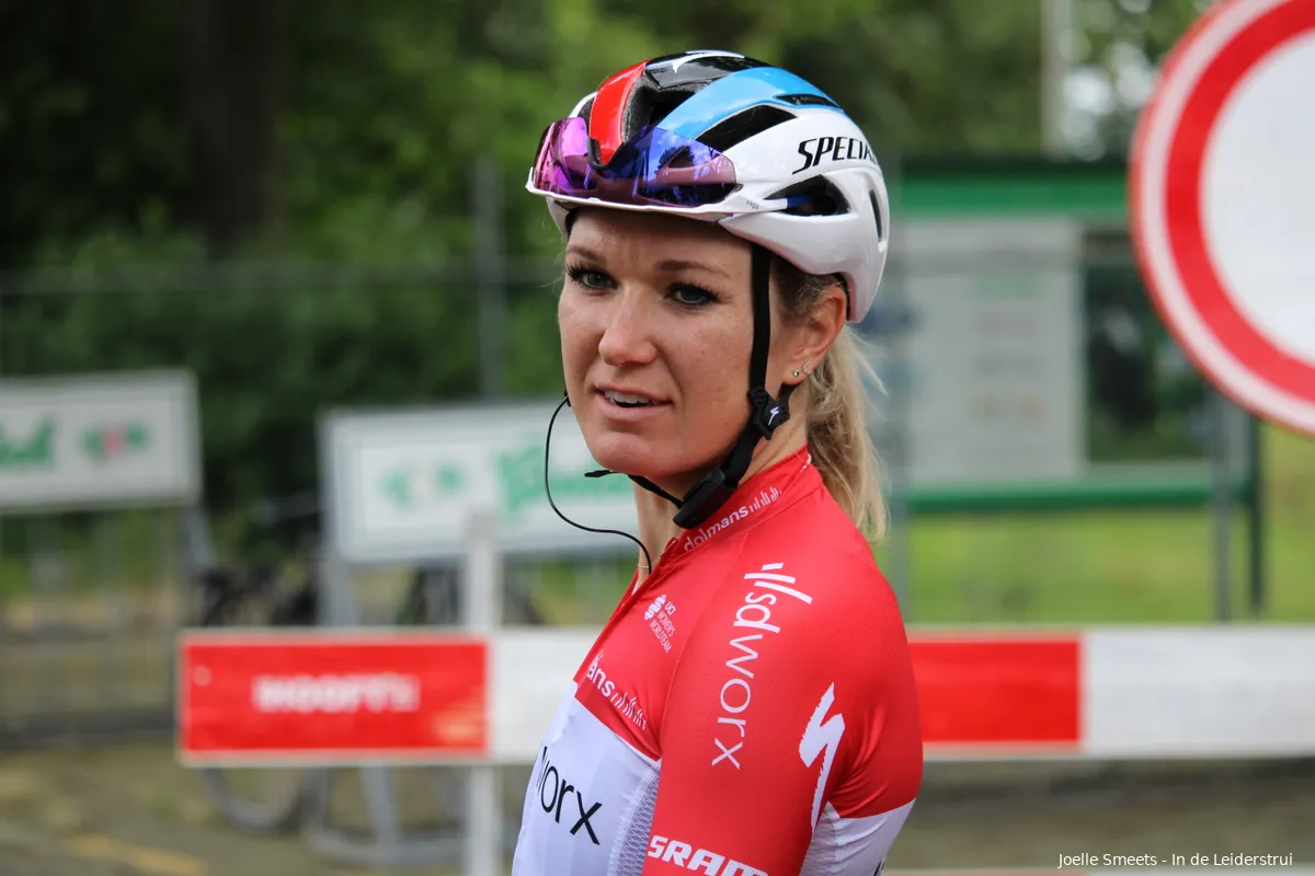 Pieters voor het eerst sinds ongeluk weer bij de koers, Wiebes doneert winstpremie aan haar foundation