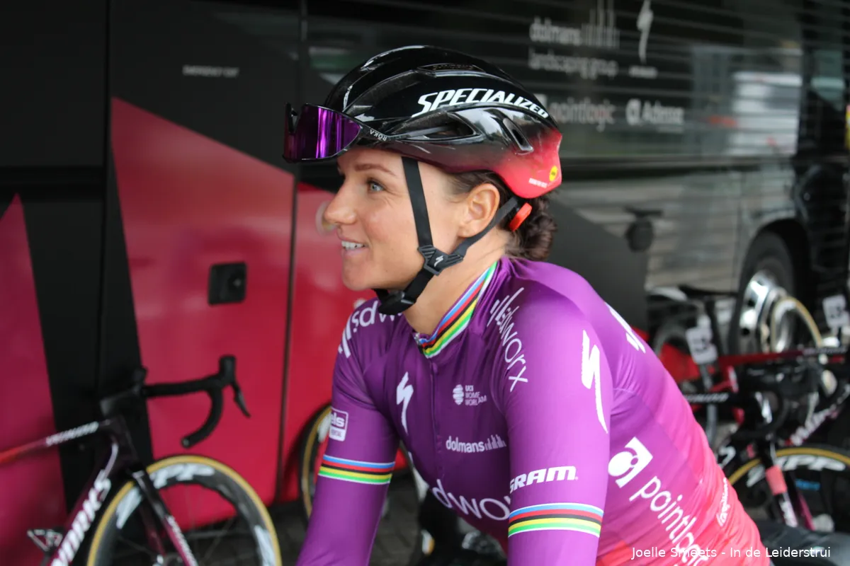 Van den Broek-Blaak wordt tiende in Roubaix: 'Was helemaal leeg op het einde'