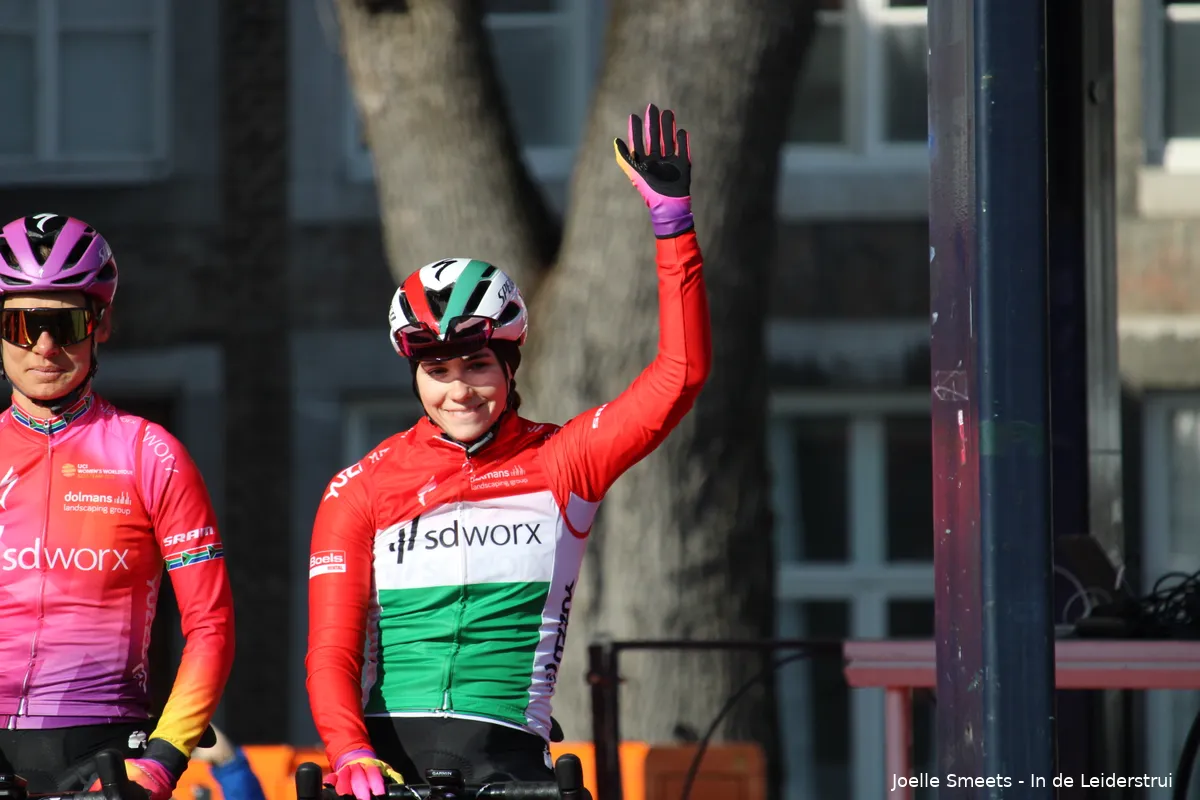 Blanka Kata Vas klopt Van Anrooij in loodzware moddercross in Ardooie, Van Alphen derde