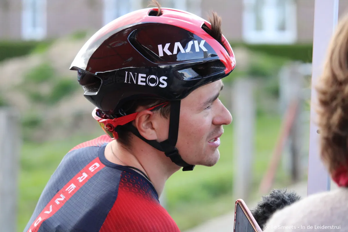 Pidcock vreest voor gebroken vinger na crash: 'Renner TotalEnergies riskeerde ieders leven'
