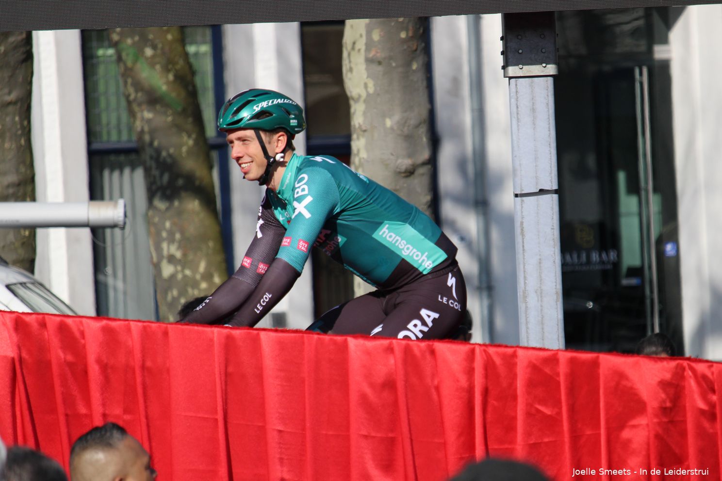 Ide Schelling richting het startpodium in de Amstel Gold Race.