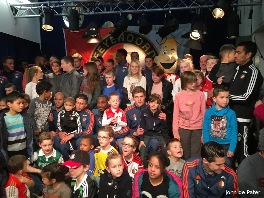 Feyenoorders zorgen voor lach bij kinderen in Sophia