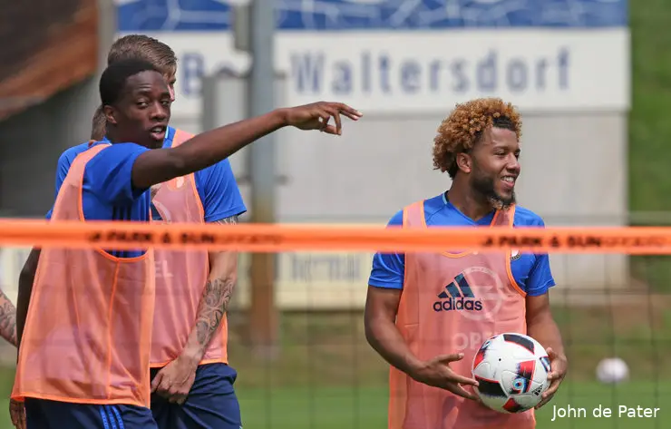 Feyenoorders vermaken zich met voetvolley